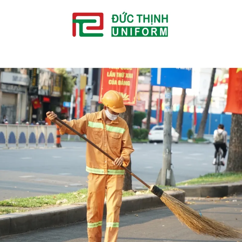 Trang phục tay dài màu cam kèm dải phản quang