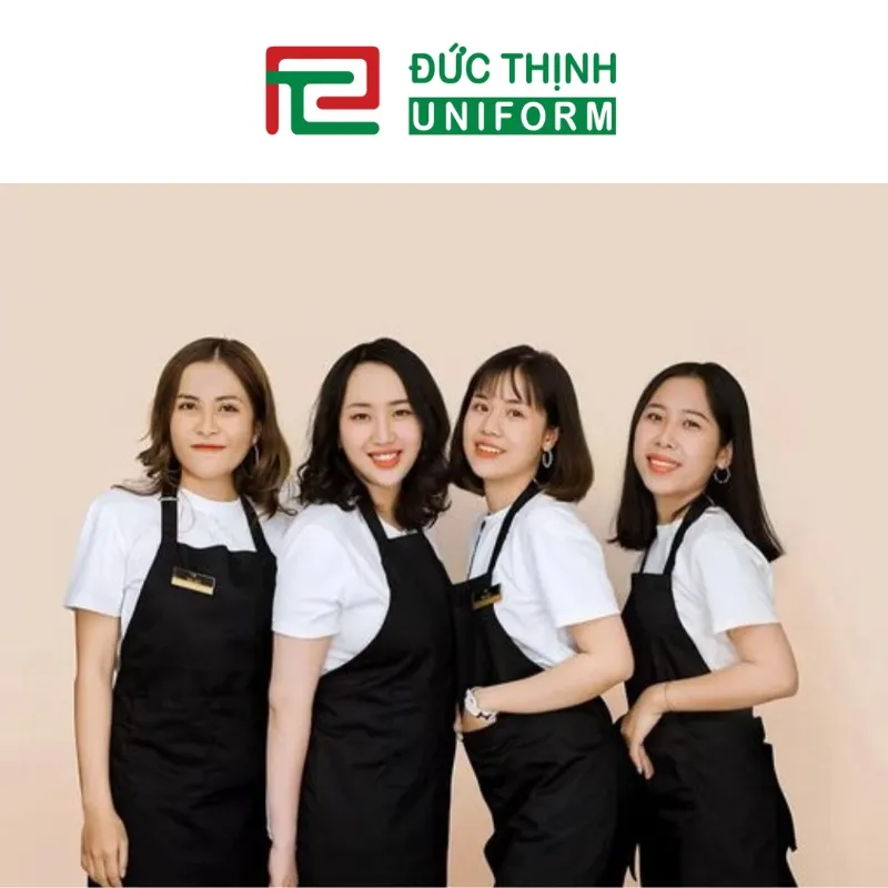 Đồng phục tiệm nail gồm có áo thun và tạp dề