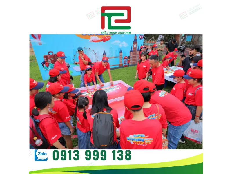 Mẫu áo team building của VUS được thiết kế với phong cách hiện đại, năng động