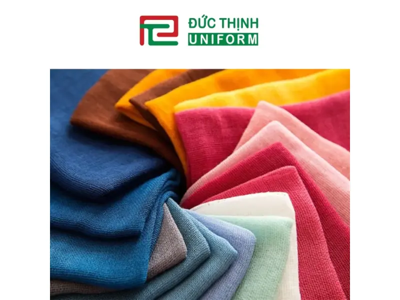 Màu áo nên đồng bộ với nhận diện thương hiệu để tăng tính chuyên nghiệp và dễ nhận diện