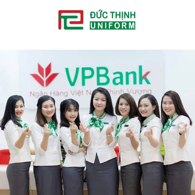 Đồng phục với sơ mi trắng phối nơ xanh và chân váy xám